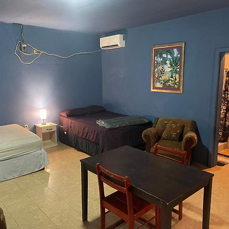 Airport Inn Roatan Экстерьер фото