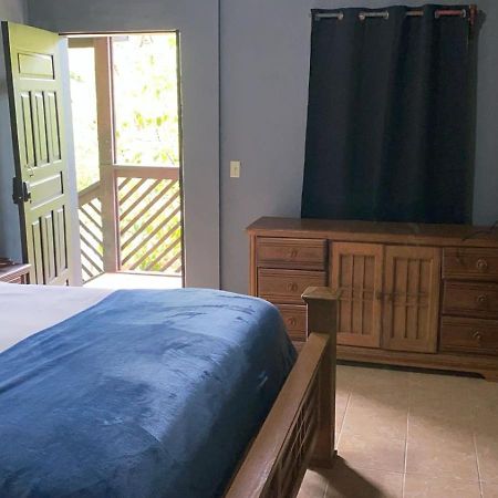 Airport Inn Roatan Экстерьер фото