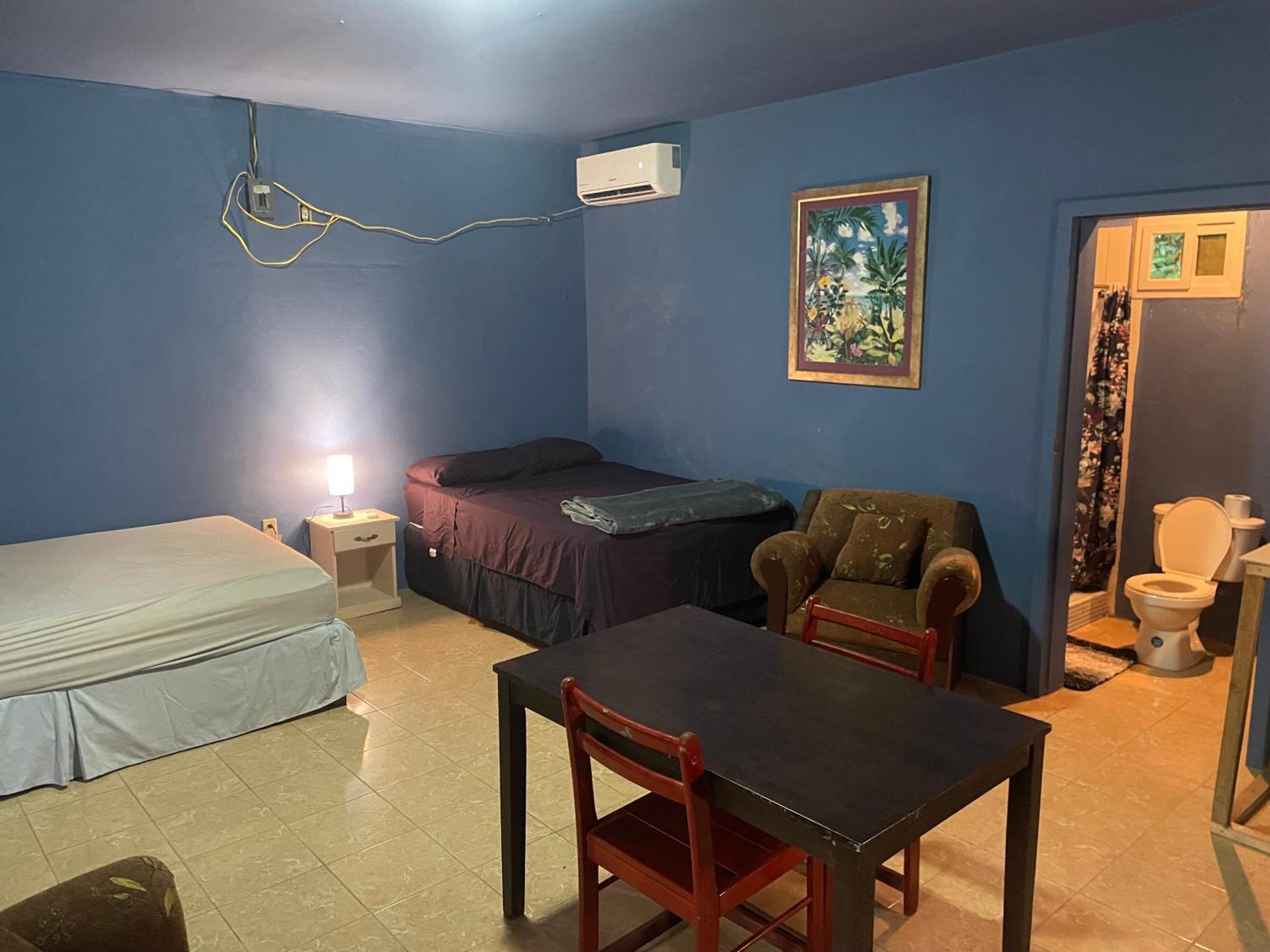 Airport Inn Roatan Экстерьер фото