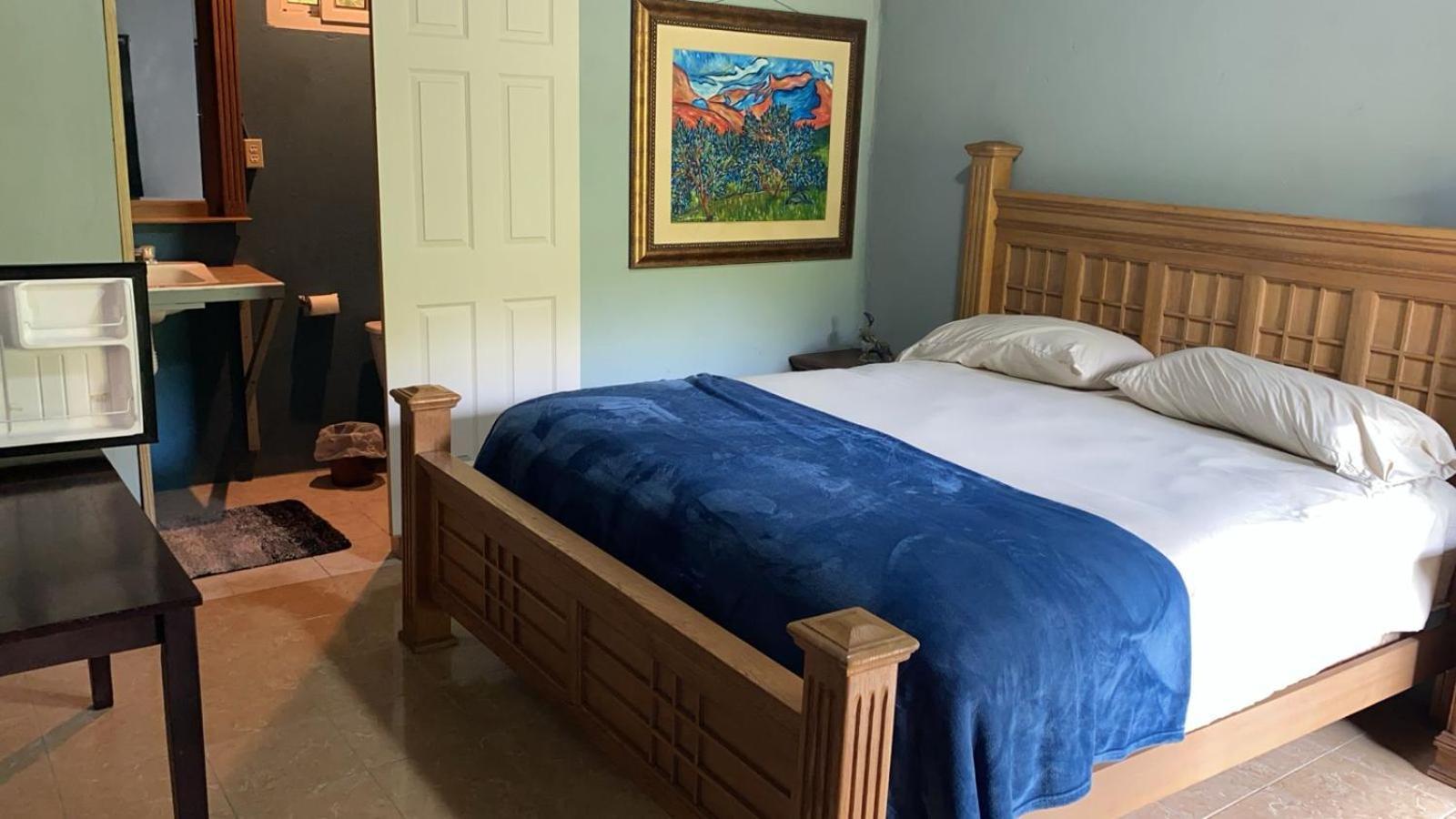 Airport Inn Roatan Экстерьер фото