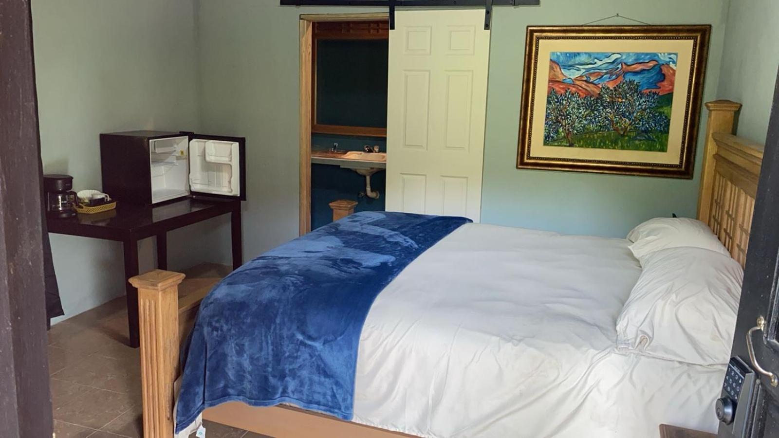 Airport Inn Roatan Экстерьер фото