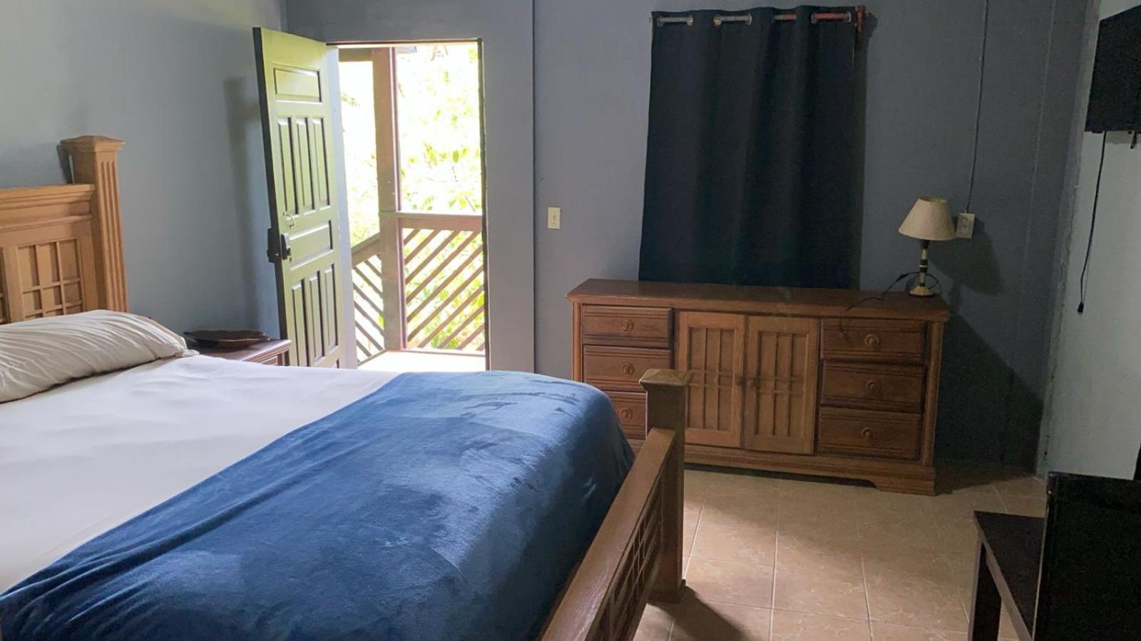 Airport Inn Roatan Экстерьер фото