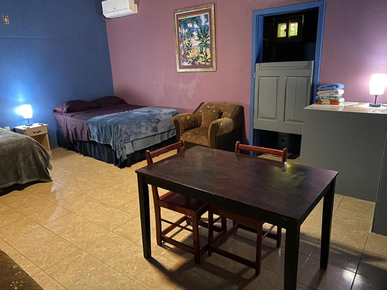 Airport Inn Roatan Экстерьер фото