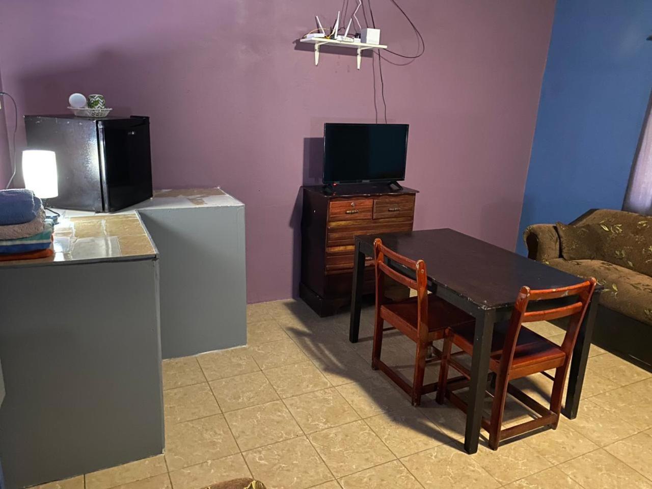 Airport Inn Roatan Экстерьер фото