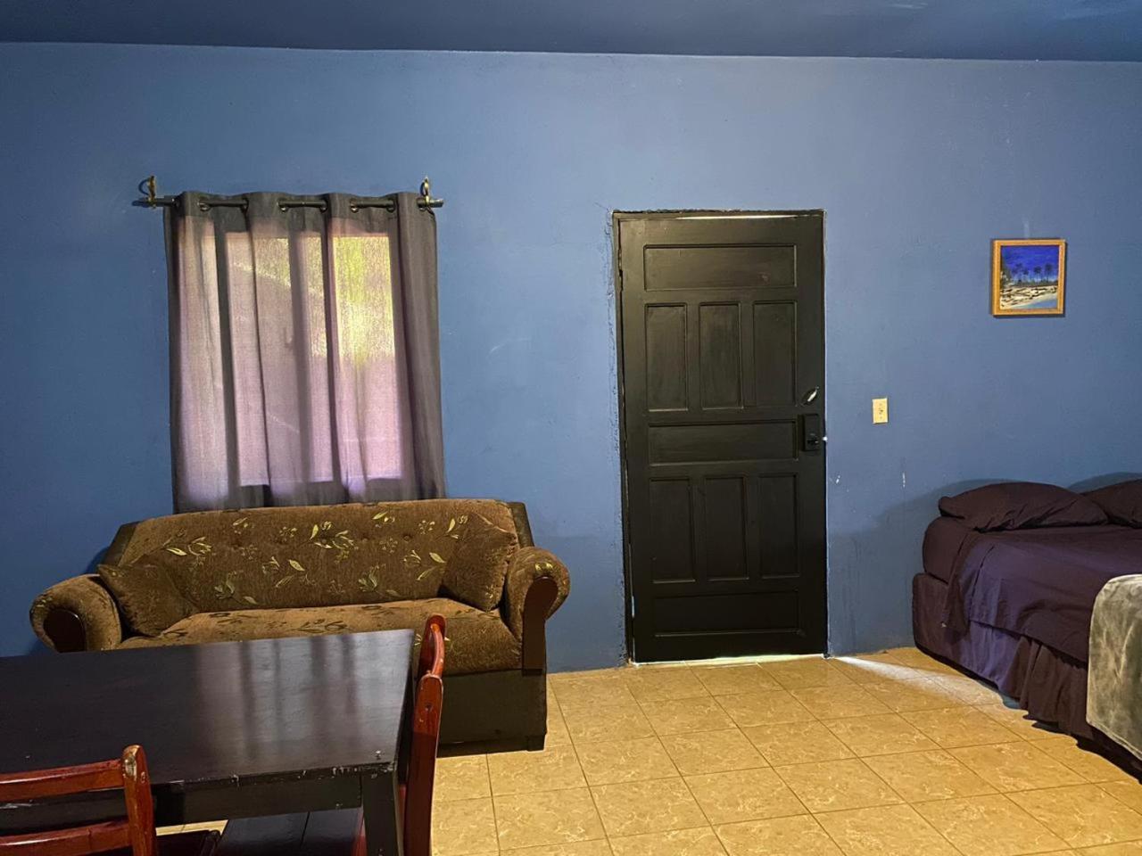 Airport Inn Roatan Экстерьер фото