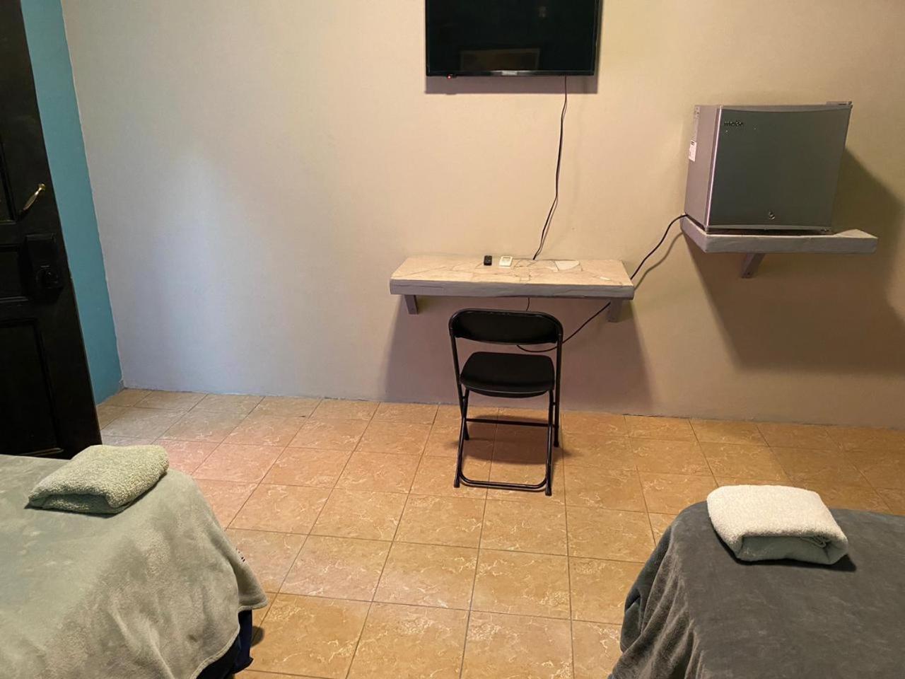 Airport Inn Roatan Экстерьер фото