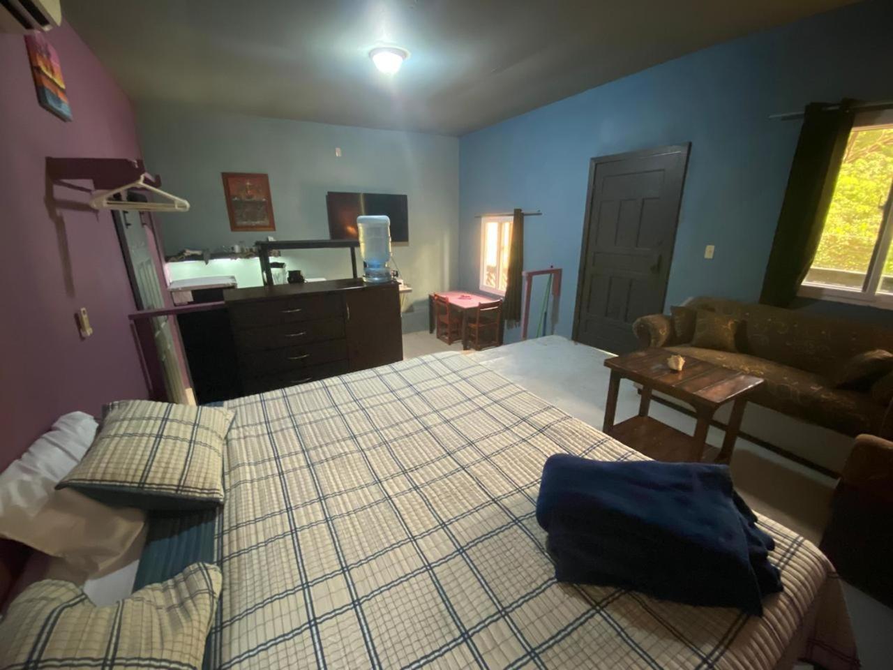 Airport Inn Roatan Экстерьер фото