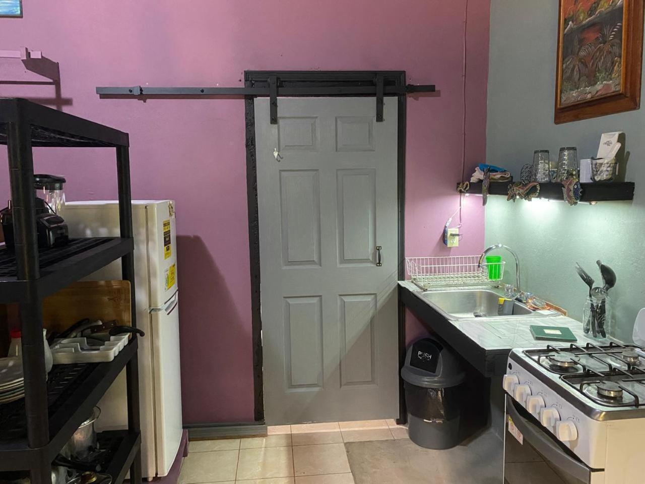 Airport Inn Roatan Экстерьер фото