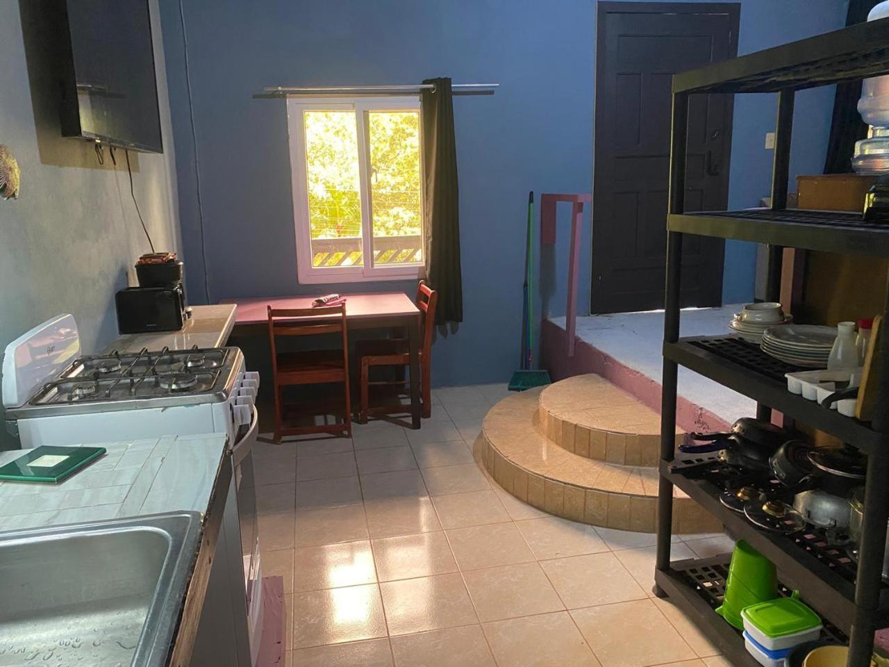 Airport Inn Roatan Экстерьер фото