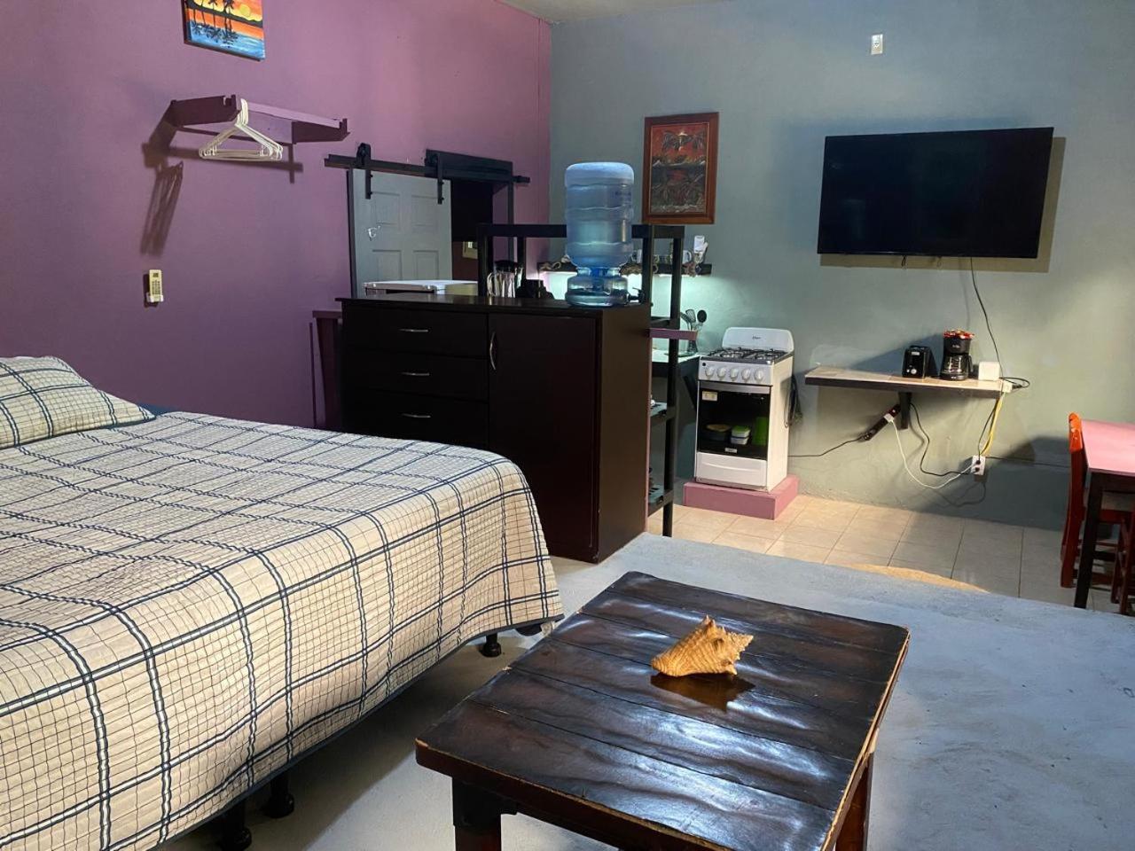 Airport Inn Roatan Экстерьер фото